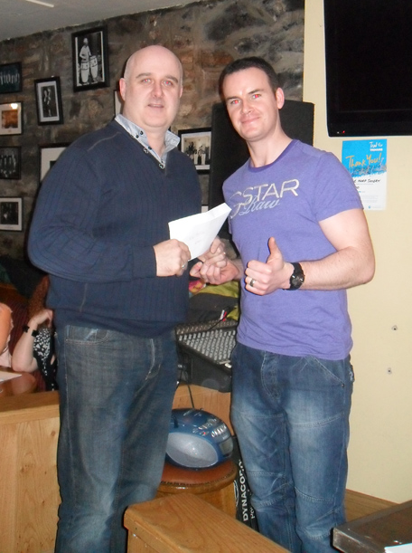 Des the winner getting prize from Eamon